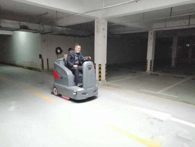 迪庆小区物业保洁不用人力改用驾驶式洗地机了